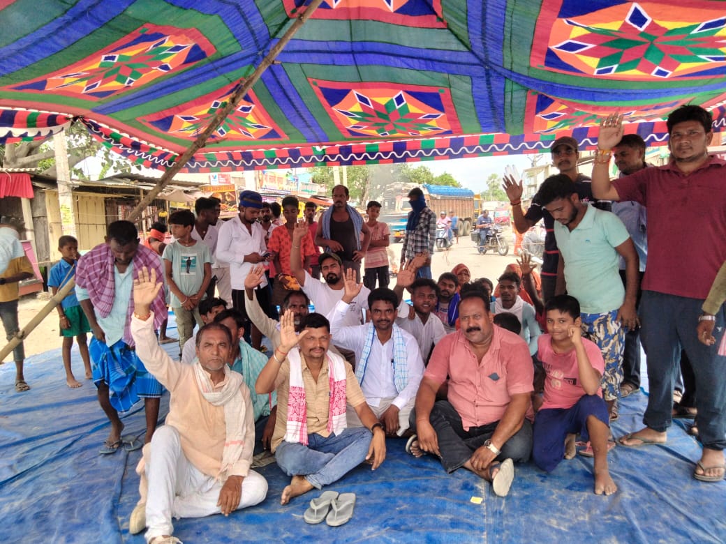 पातेपुर में भारत बंद दौरान भीम आर्मी के कार्यकर्त्ता बीच सड़क पर प्रदर्शन करते हुए।