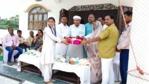 मैट्रिक में गोरौल : मैट्रिक परीक्षा में अच्छे अंक से उत्तीर्ण छात्राओं ने किया सम्मानित। शनिवआयोजित सम्मान सभा मे मुख्य अतिथि के रूप में सूबे के पूर्व मंत्री वृशिण पटेल भी उपस्थित थे. साथ ही उनके माता पिता को अच्छे ढंग से पढ़ाई लिखाई कराने के
