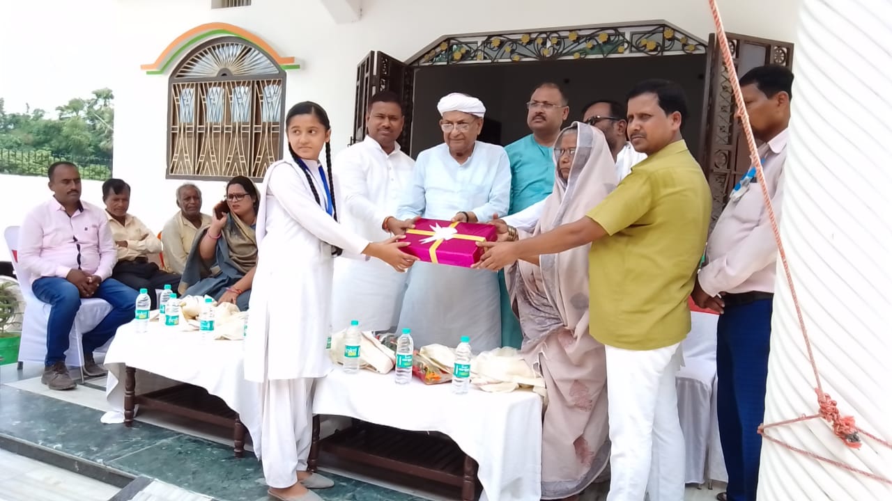 मैट्रिक में गोरौल : मैट्रिक परीक्षा में अच्छे अंक से उत्तीर्ण छात्राओं ने किया सम्मानित। शनिवआयोजित सम्मान सभा मे मुख्य अतिथि के रूप में सूबे के पूर्व मंत्री वृशिण पटेल भी उपस्थित थे. साथ ही उनके माता पिता को अच्छे ढंग से पढ़ाई लिखाई कराने के