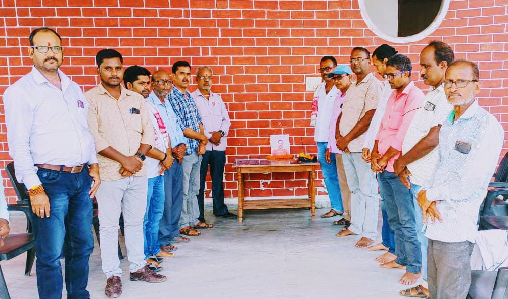 महुआ केपत्रकार क्लब ने दिवंगत पत्रकार बको श्रद्धांजलि मौन धारण कर देते हुए।
