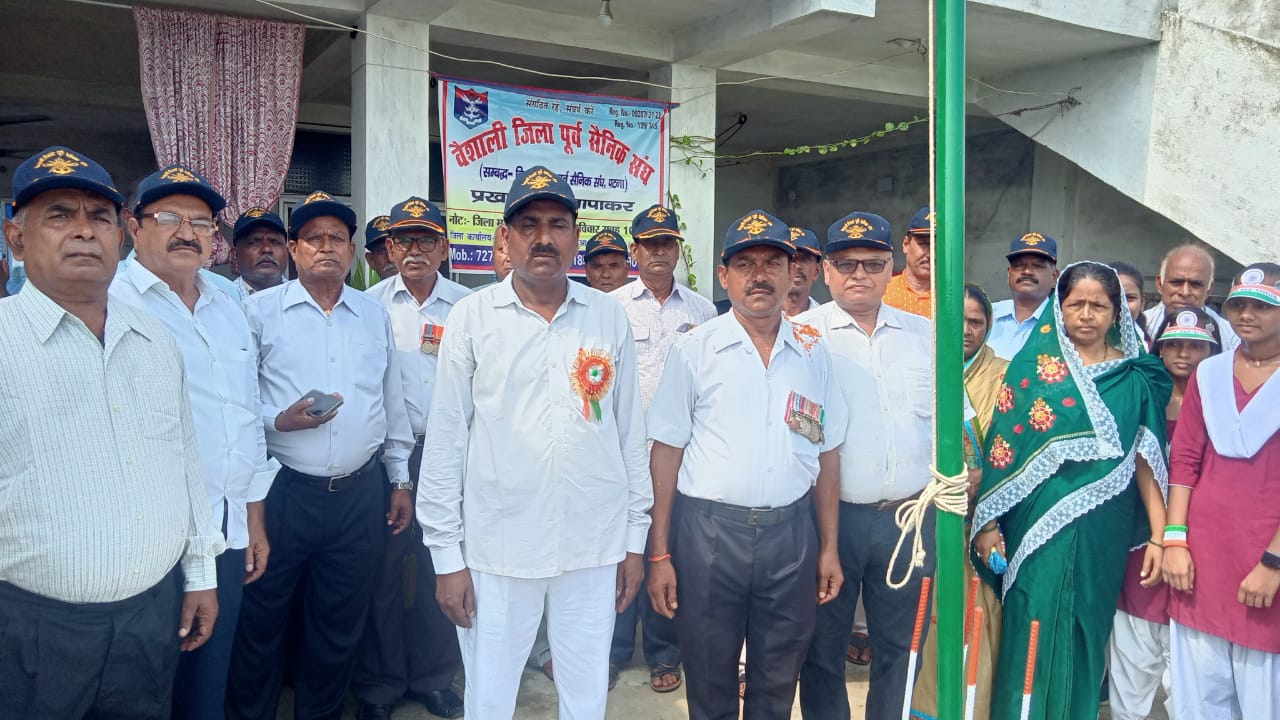 बड़ी शान से पूर्व सैनिकों