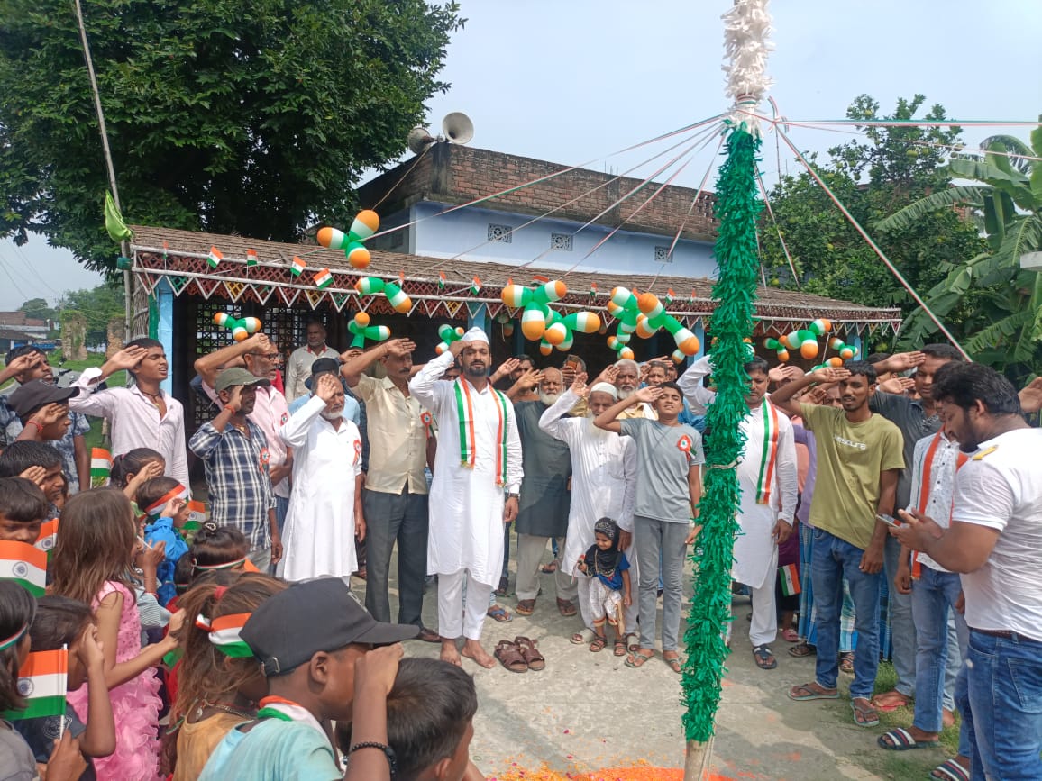 78वां स्वतंत्रा दिवस पर उप मुखिया झंदतोलन के बाद सलामी देते हुए