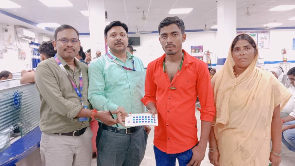 एसबीआई के द्वारा नॉमिनी सचिन कुमार २ लाख का चेक प्रदान करते हुए |
