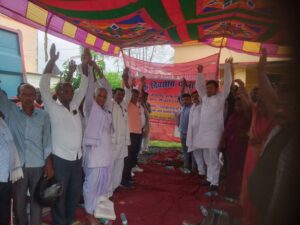 धरना स्थल पर प्रदर्शन करते vsp नेता व कार्यकर्ता 