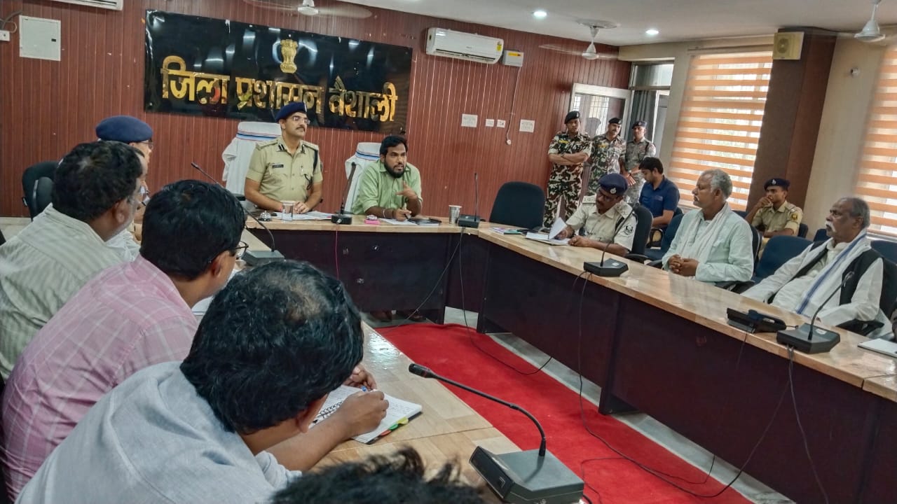 हाजीपुर शहर के यातायात व्यबस्था दुरुस्त के लिए डीएम एस पी का संयुक्त बैठक में जिले के पदाधिकारी एवं अन्य