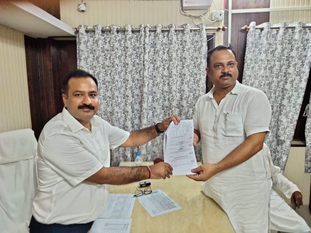 पातेपुर अवर निबंधन कार्यालय परिसर में बिहार का पहला ऑनलाइन रजिस्ट्री क्रेता बने अमित कुमार उर्फ मिंटू सिंह को रजिस्ट्री प्रपत्र देते निबंधन पदाधिकारी।