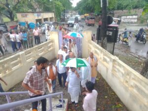 स्व. नेवा राय के प्रतिमा पर पुष्पमाला अर्पित करते हुए विधायक डा.मुकेश रौशन