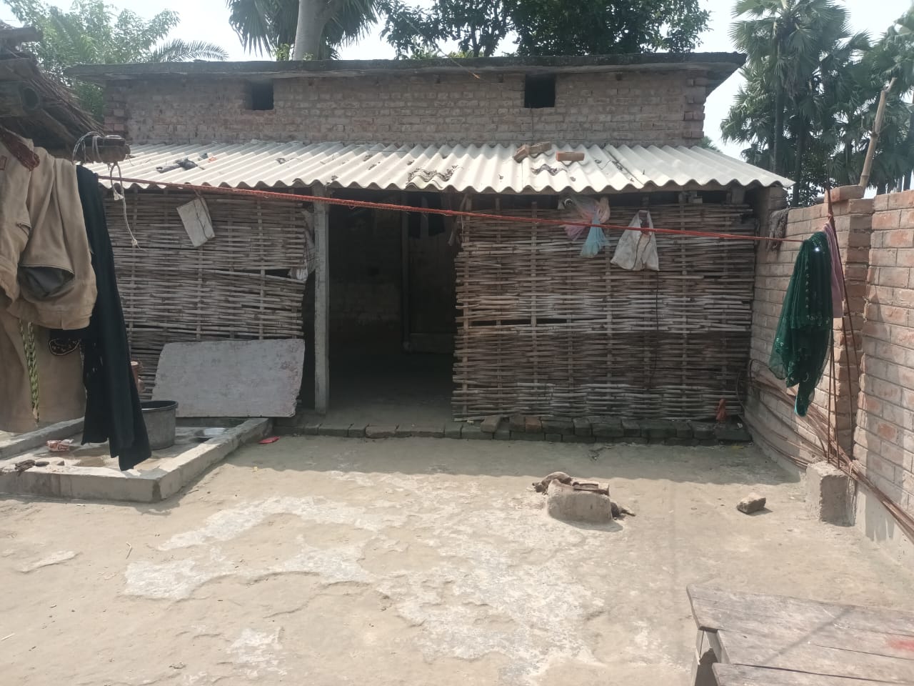 घटना के बाद सुनसान पड़ा घर