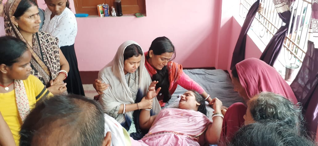गौतम का शव घर आते ही विहोश पड़ी उनकी मां।