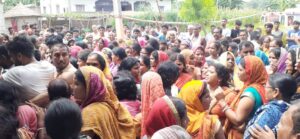  दिल्ली से गौतम  का शव गांव पहुंचते हैं उमड़ी ग्रामीणों का भीड़।