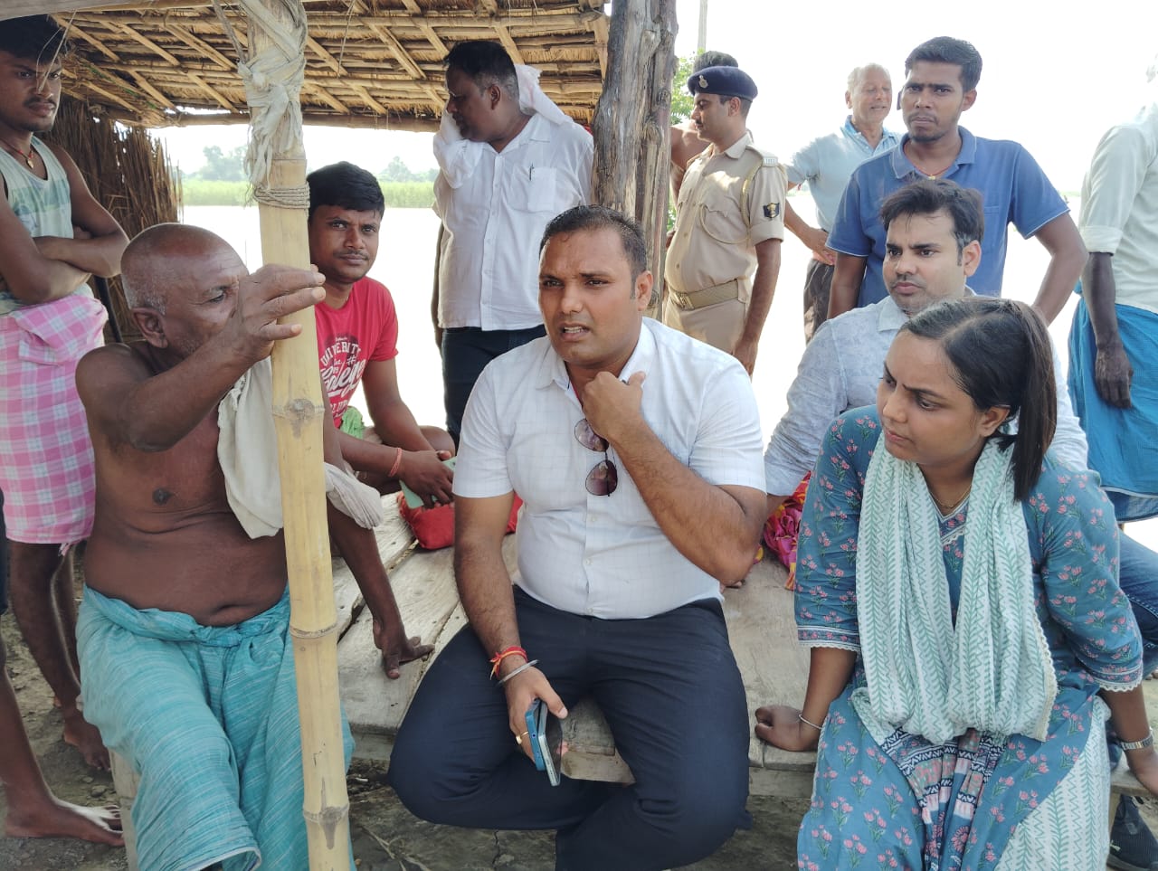 बिदुपुर 2 बाढ़ प्रभावित से बात करते बीडीओ