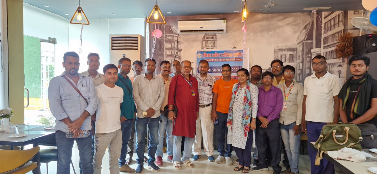 पूर्व वार्ड सदस्य के निधन पर शोक सभा में शामिल जन प्रतिनिधि |