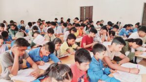 मां दुर्गा पूजा समिति के सौजन्य से संचालित प्रतियोगिता परीक्षा मे शामिल १५०० बच्चों।