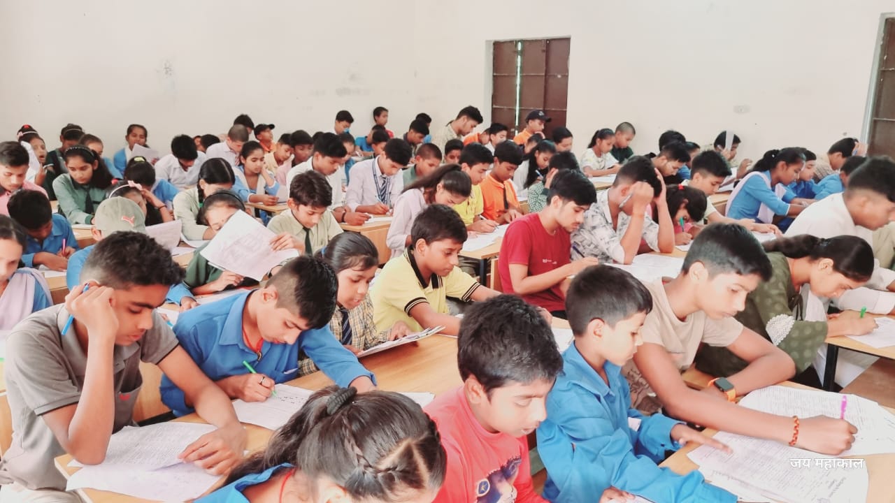 मां दुर्गा पूजा समिति के सौजन्य से संचालित प्रतियोगिता परीक्षा मे शामिल १५०० बच्चों।