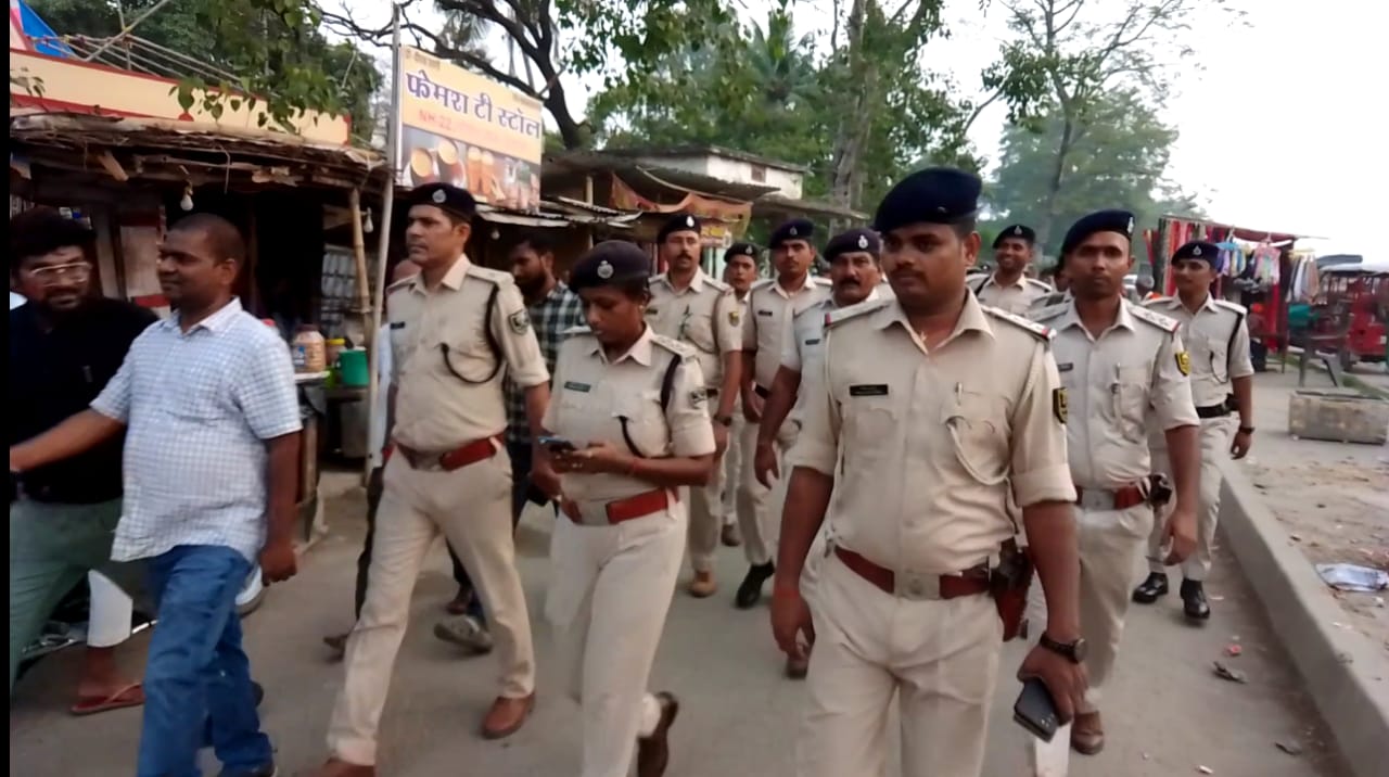 गोरौल के विभिन्न चौक चौराहे पर पुलिस व स्थानीय प्रखंड पदाधिकारी का फ्लैग मार्च।