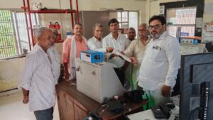 अक्षयवट राय नगर स्टेशन अधीक्षक को ज्ञापन देते स्वतंत्रता सेनानी अक्षयवट राय सेवा समिति के सदस्य।