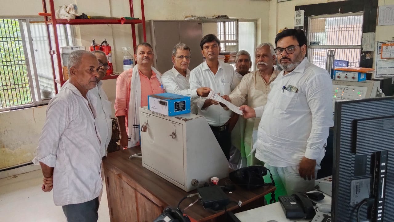 अक्षयवट राय नगर स्टेशन अधीक्षक को ज्ञापन देते स्वतंत्रता सेनानी अक्षयवट राय सेवा समिति के सदस्य।