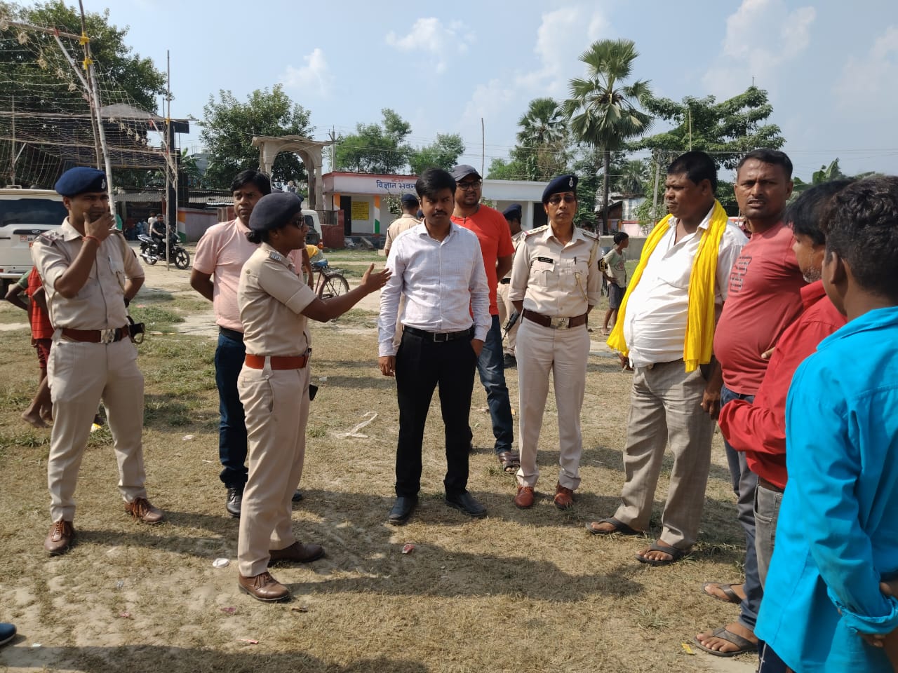 पूजा पंडाल का निरिक्षण करते हुए महुआ पुलिस पदाधिकारी सुरभ सुमन के साथ थानाध्यक्ष वीणा कुमारी।