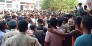 घटनास्थल पर मौजूद ग्रामीण का भीड़।