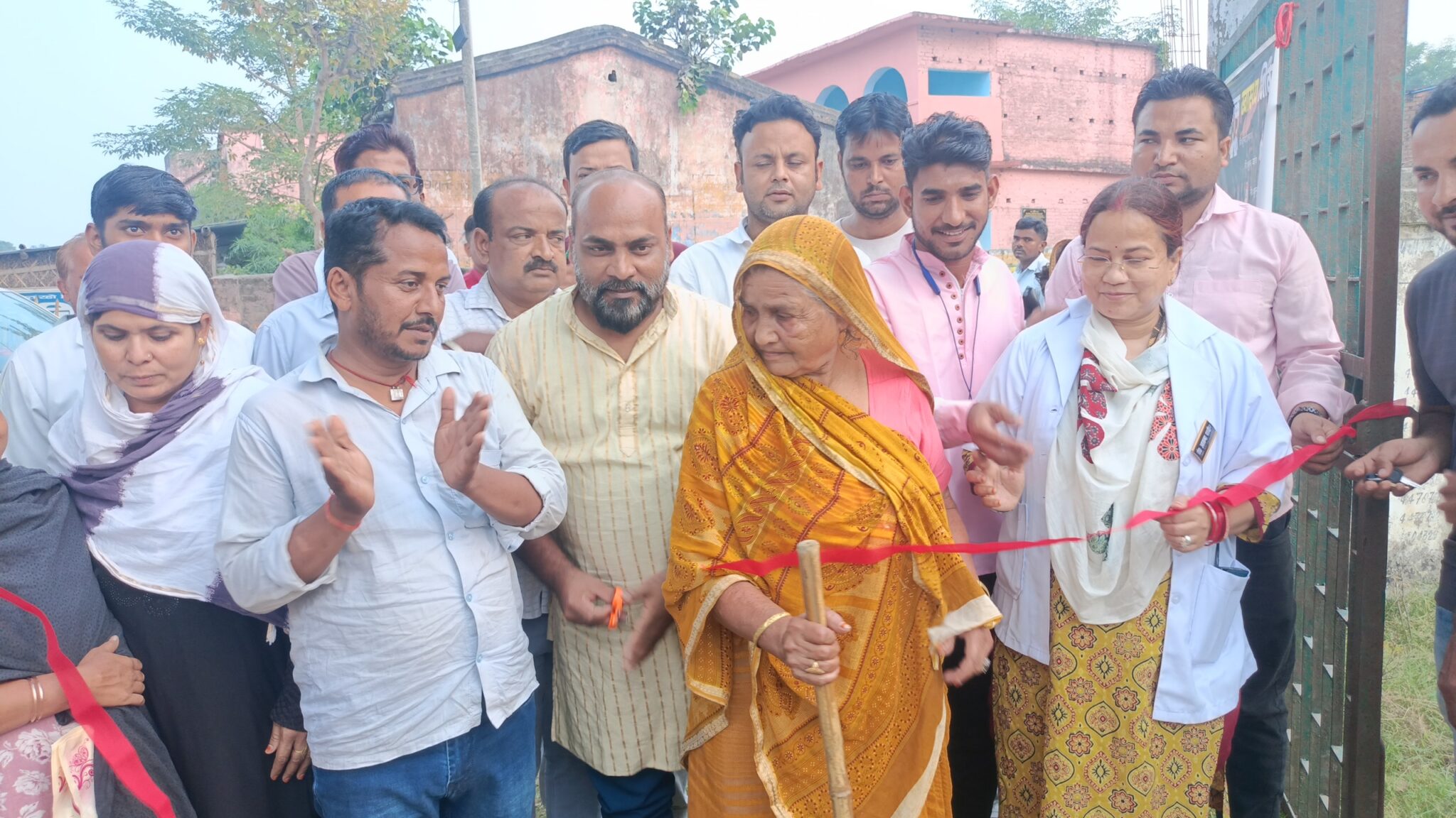 निःशुल्क शिविर का उद्धघाटन करते डाक्टर आसमा प्रवीण एम अन्य।