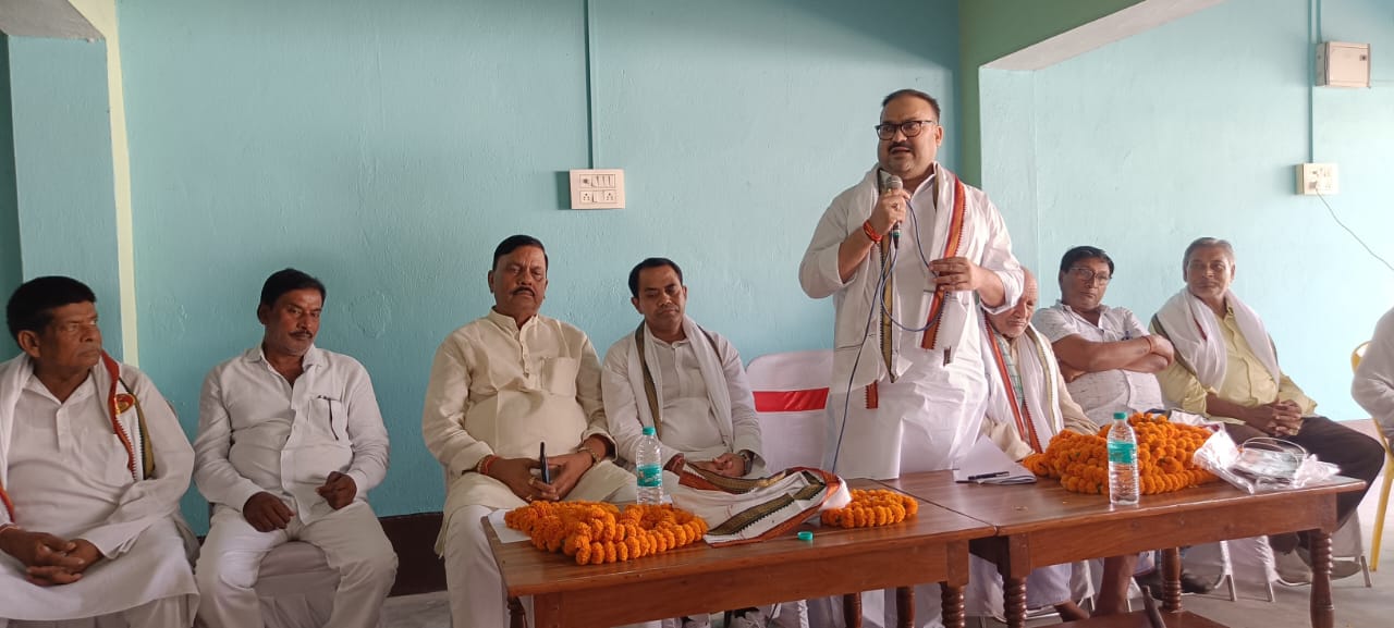 गोरौल : जदयू की बैठक को संबोधित करते हुए विधायक सिद्धार्थ पटेल