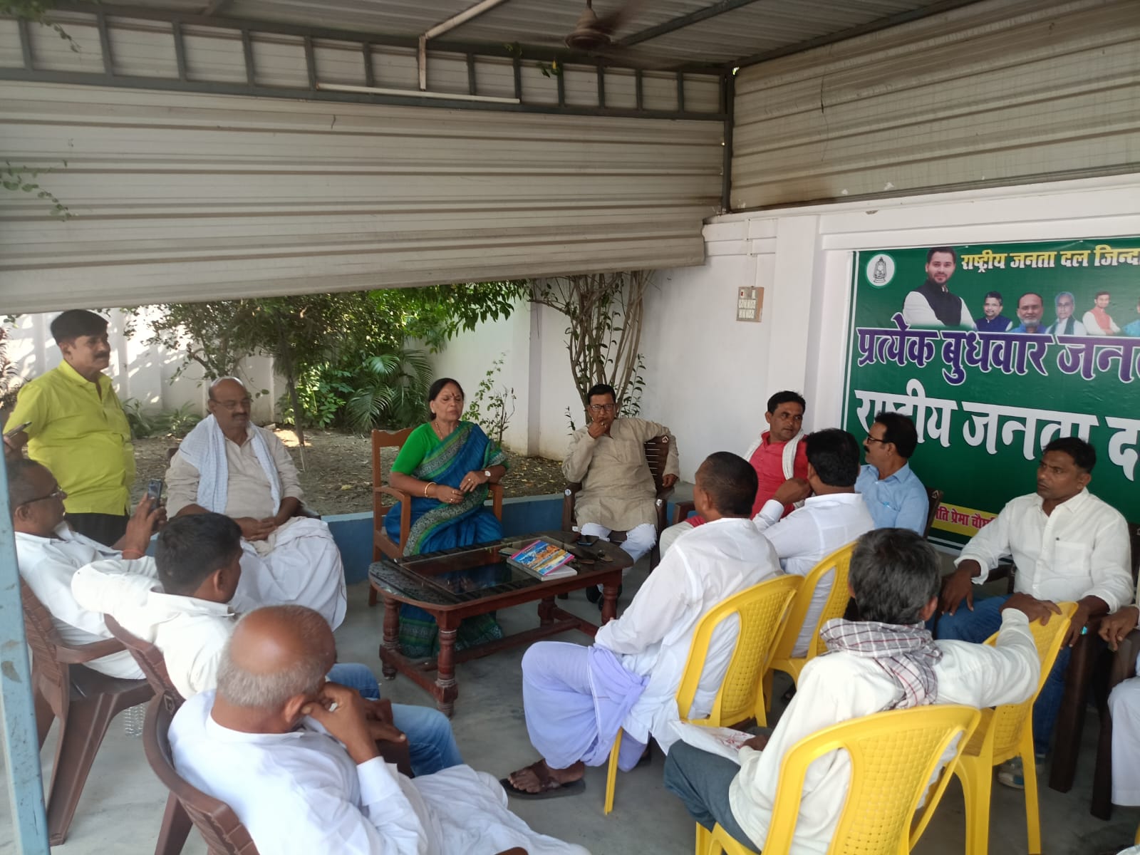 पूर्व विधायक अपने आवास पर जन समस्या सुनते हुए |
