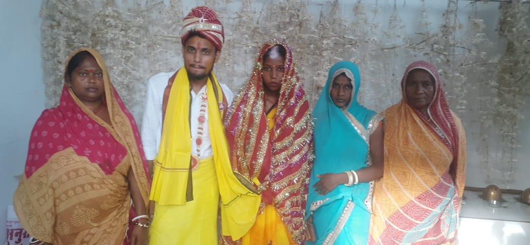 प्रेमी युगल शादी के बाद मंदिर में अपने रिस्तेदार के साथ