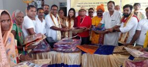  छठ व्रतियों के बिच पूजन समाग्री वितरण करते हुए 